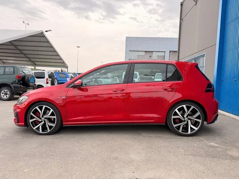 Używany VW Golf VII GTI 245 KM (180 kW) 2019 Czerwony Sedan/Limuzyna