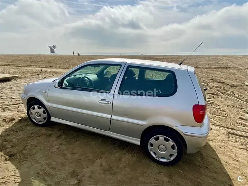 Usado VW Polo Trendline 60 CV (44 kW) 2001 Gris / plata Utilitario