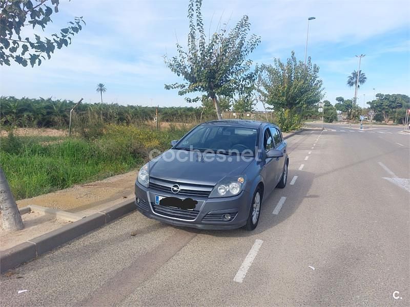 Gris / plata Usado 2004 Opel Astra Enjoy Familiar | 2500 € (Precio justo) - Imagen 1/4