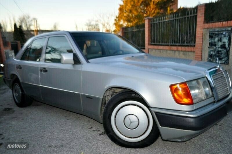 Usado Mercedes E300 Elegance 113 CV (83 kW) 1991 Plateado Berlina