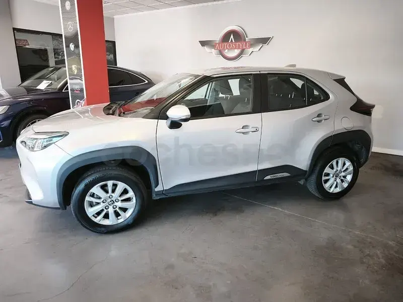 Usado Toyota Yaris Cross Business Edition 116 CV (85 kW) 2023 Gris / plata SUV