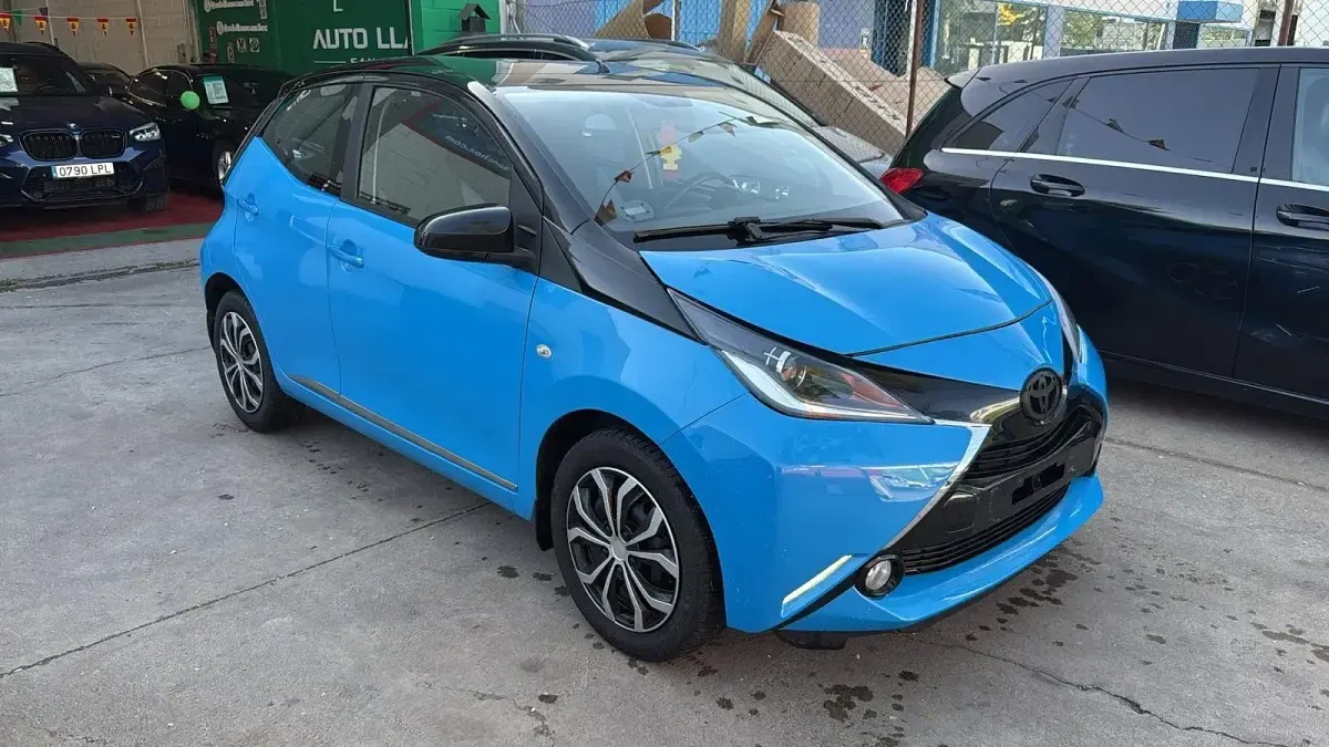 Usado Toyota Aygo 70 CV (51 kW) 2016 Azul Utilitario