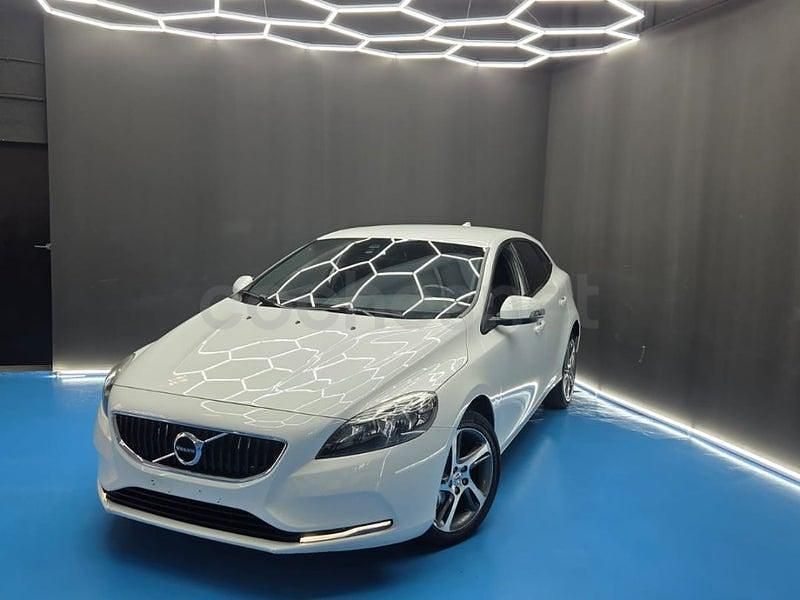 Usado Volvo V40 Momentum 120 HP (88 kW) 2017 Branco Sedan