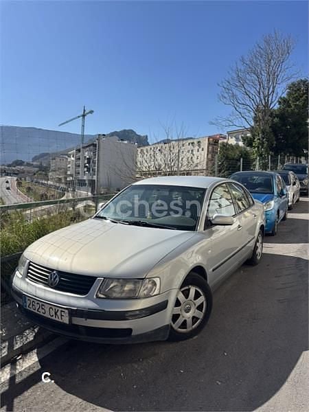 Usado VW Passat Highline 110 CV (80 kW) 2000 Gris / plata Familiar