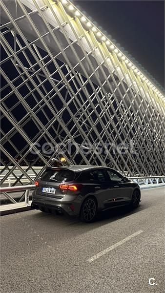 Gris / plata Usado 2023 Ford Focus ST Berlina | 29.500 € (Precio justo) - Imagen 1/4