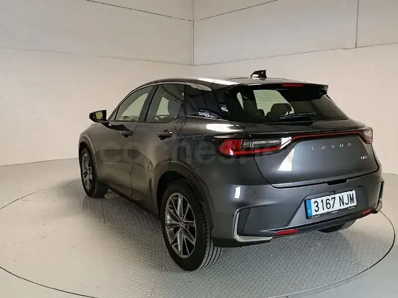 Usado Lexus LBX 136 CV (100 kW) 2025 Gris / plata SUV