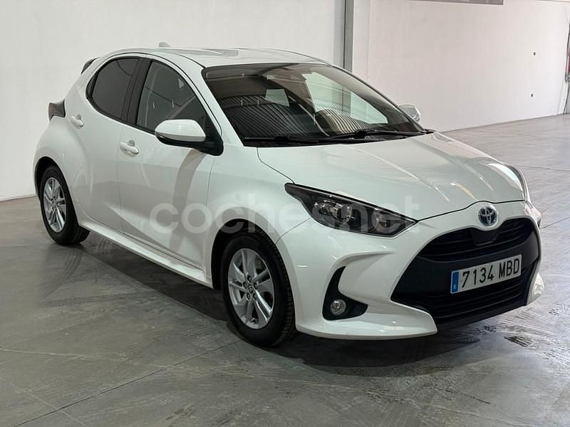 Usado Toyota Yaris Hybrid Business Edition 116 CV (85 kW) 2022 Blanco Berlina