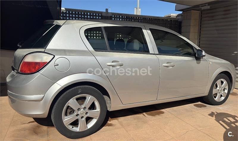 Usado Opel Astra Enjoy 90 CV (66 kW) 2006 Gris / plata Berlina