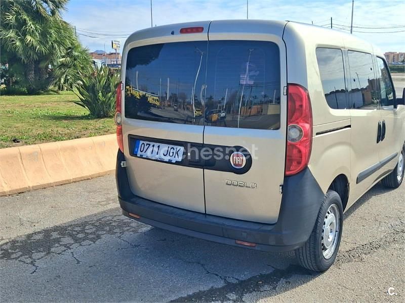 Usado Fiat Doblò Active 90 CV (66 kW) 2015 Gris / plata Monovolumen