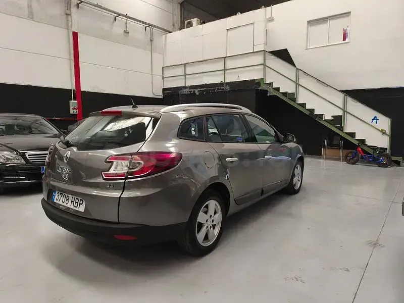 Usado Renault Mégane GrandTour Dynamique 110 CV (80 kW) 2011 Gris / plata Familiar