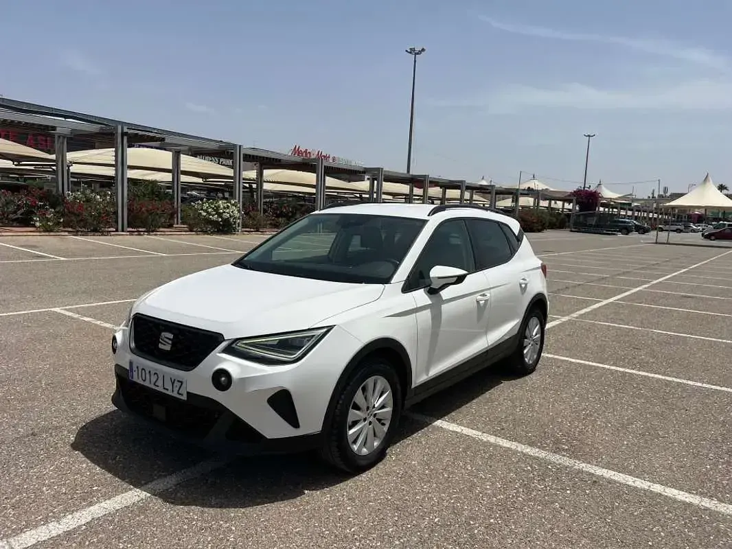 Usado Seat Arona Style 110 CV (80 kW) 2022 Blanco SUV