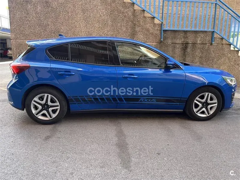 Usado Ford Focus Active X 120 CV (88 kW) 2022 Azul Berlina