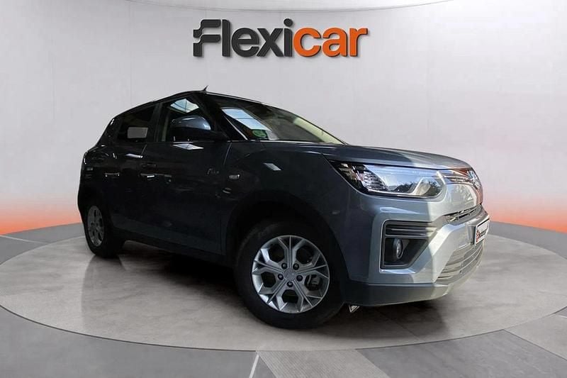 Gris Usado 2023 Ssangyong (KGM) Tivoli SUV | 16.090 € (Precio justo) - Imagen 1/4