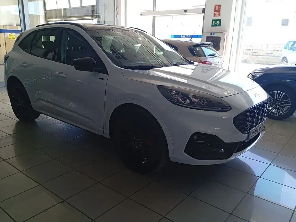 Usado Ford Kuga ST-Line X 225 CV (165 kW) 2023 Blanco SUV