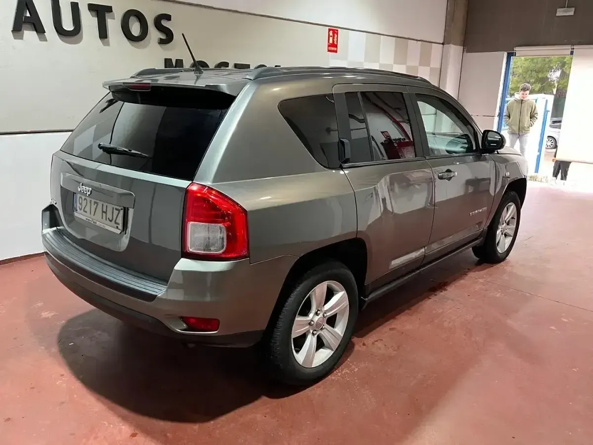 Usado Jeep Compass Sport 136 CV (100 kW) 2012 Gris / plata SUV