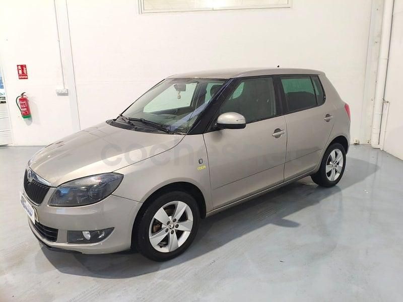 Usado Skoda Fabia Ambition 75 CV (55 kW) 2012 Gris / plata Berlina