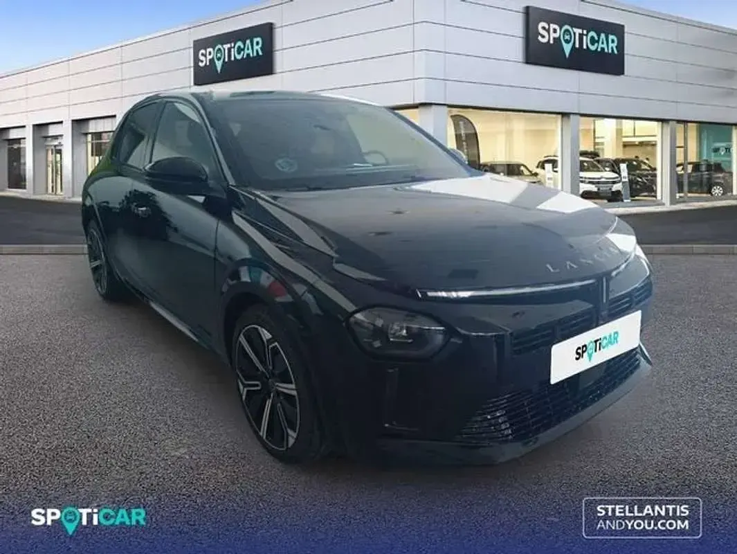 Usado Lancia Ypsilon 101 CV (74 kW) 2025 Negro Utilitario