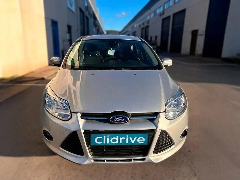 Usado Ford Focus Trend 125 CV (91 kW) 2011 Gris / plata Berlina