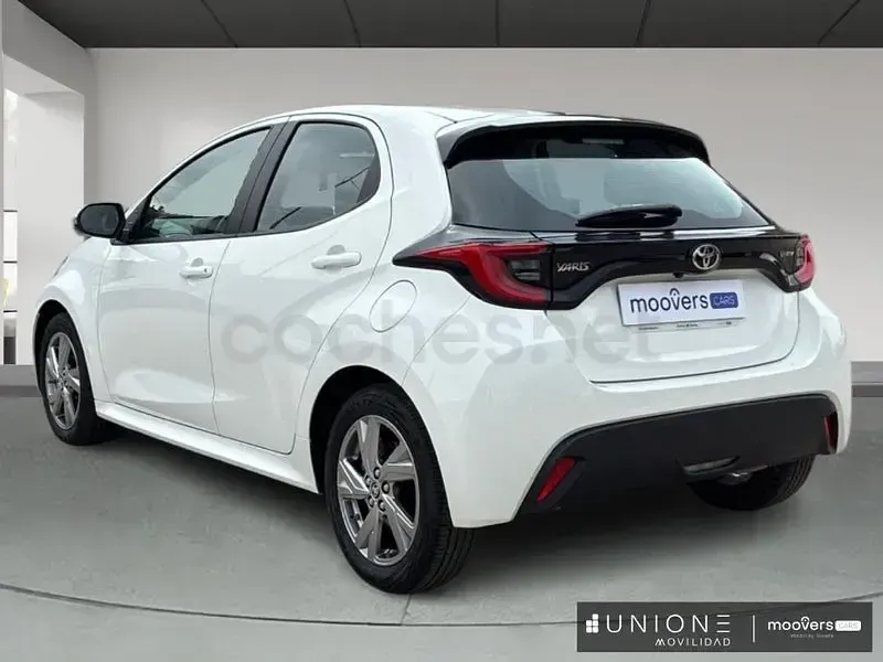 Usado Toyota Yaris Hybrid Active 116 CV (85 kW) 2025 Blanco Berlina