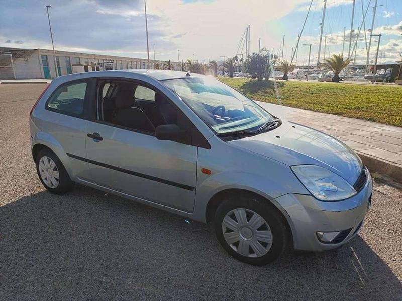 Usado Ford Fiesta Ambiente 68 CV (50 kW) 2002 Gris Utilitario