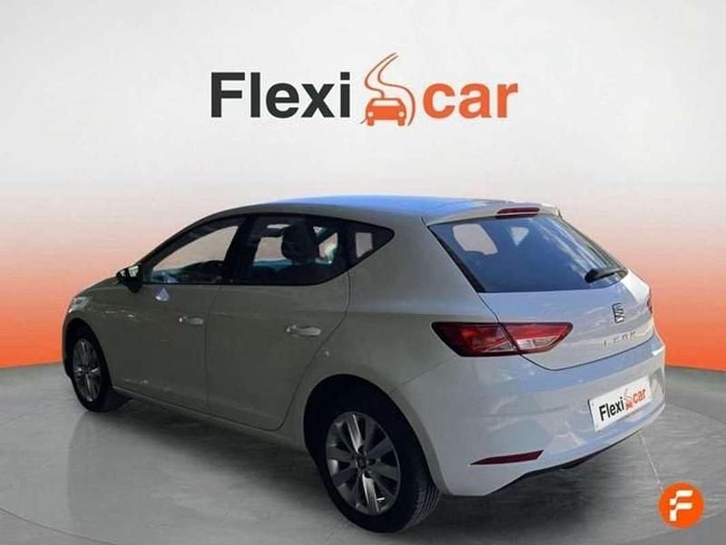 Usado Seat Leon ST Style 110 CV (80 kW) 2018 Blanco Familiar