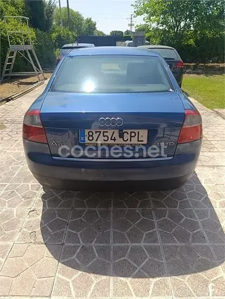 Usado Audi A4 130 CV (95 kW) 2003 Azul Berlina