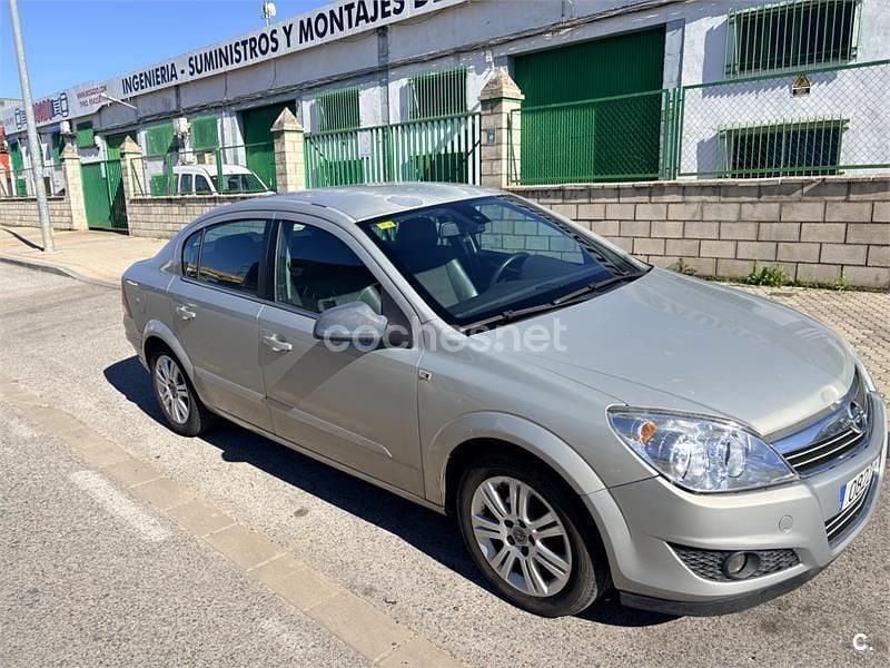 Usado Opel Astra Edition 110 CV (80 kW) 2010 Gris / plata Berlina