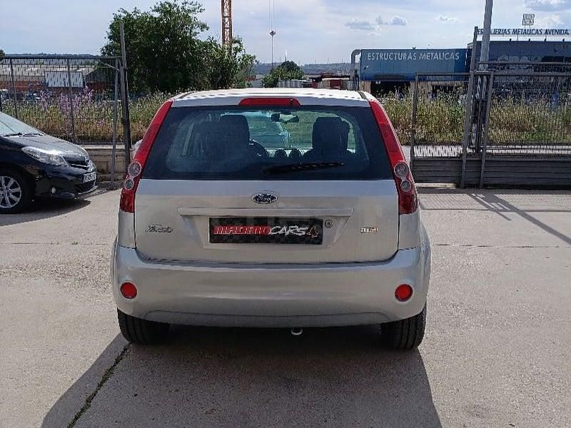 Usado Ford Fiesta Trend 68 CV (50 kW) 2006 Gris / plata Berlina