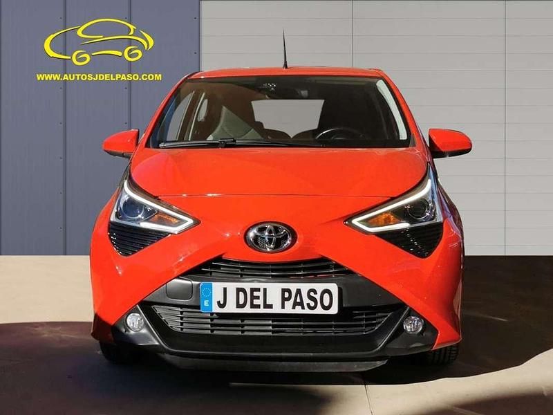 Usado Toyota Aygo X-play 72 CV (52 kW) 2021 Rojo Utilitario