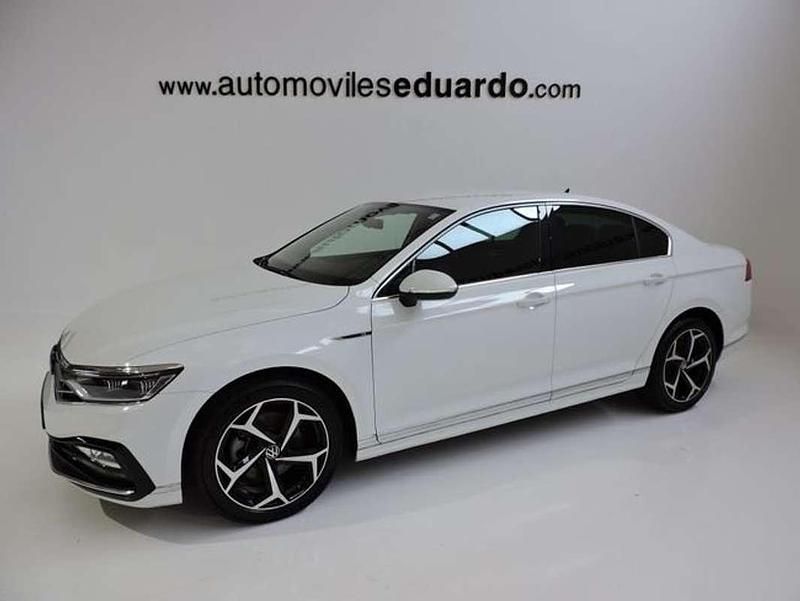 Blanco Usado 2021 VW Passat R-line Berlina | 22.500 € (Precio justo) - Imagen 1/4