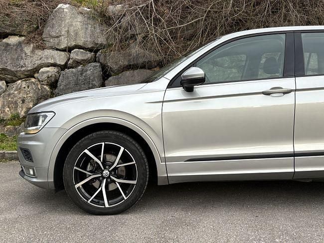 Usado VW Tiguan Edition 150 CV (110 kW) 2020 Gris / plata SUV