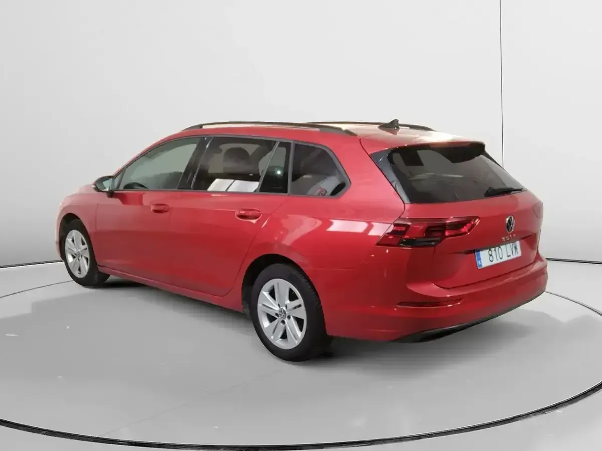 Usado VW Golf VIII Life 115 CV (84 kW) 2022 Rojo Familiar
