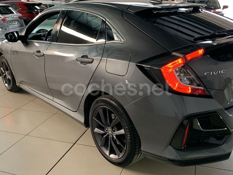 Usado Honda Civic Elegance 126 CV (92 kW) 2021 Gris / plata Berlina