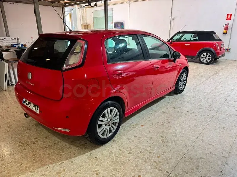 Usado Fiat Punto Easy 69 CV (50 kW) 2014 Rojo Utilitario