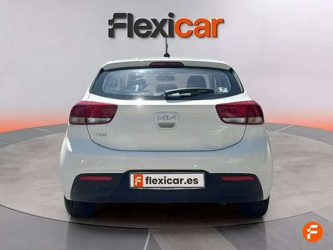 Usado Kia Rio 84 CV (61 kW) 2022 Blanco Utilitario