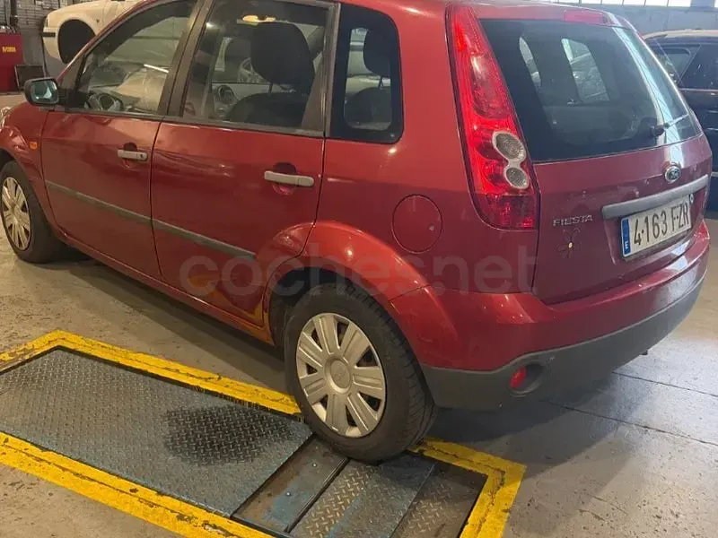 Usado Ford Fiesta Ambiente 70 CV (51 kW) 2008 Granate Utilitario