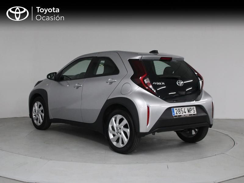 Usado Toyota Aygo X Play 72 CV (52 kW) 2024 Gris / plata SUV
