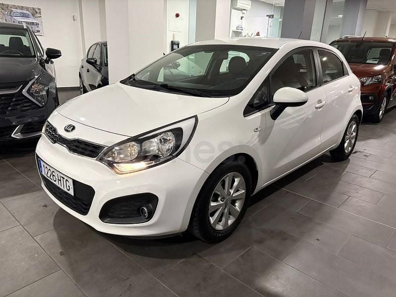 Usado Kia Rio 85 CV (62 kW) 2013 Blanco Berlina