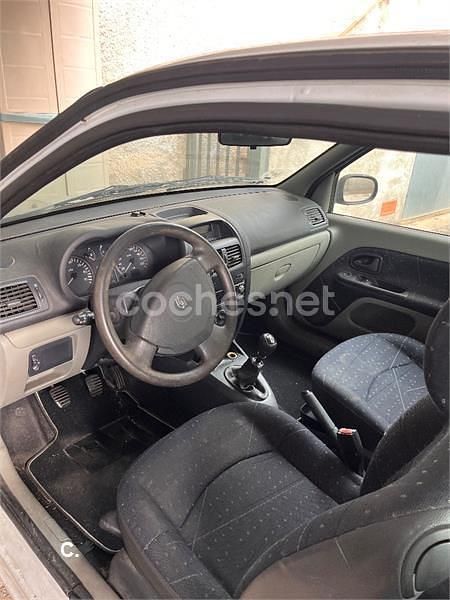 Usado Renault Clio II 75 CV (55 kW) 2001 Blanco Berlina