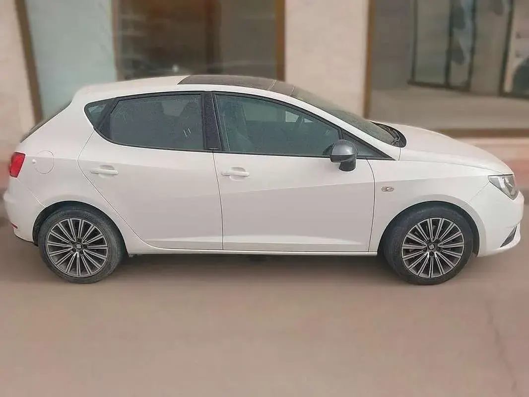 Usado Seat Ibiza CONNECT 105 CV (77 kW) 2015 Blanco Berlina