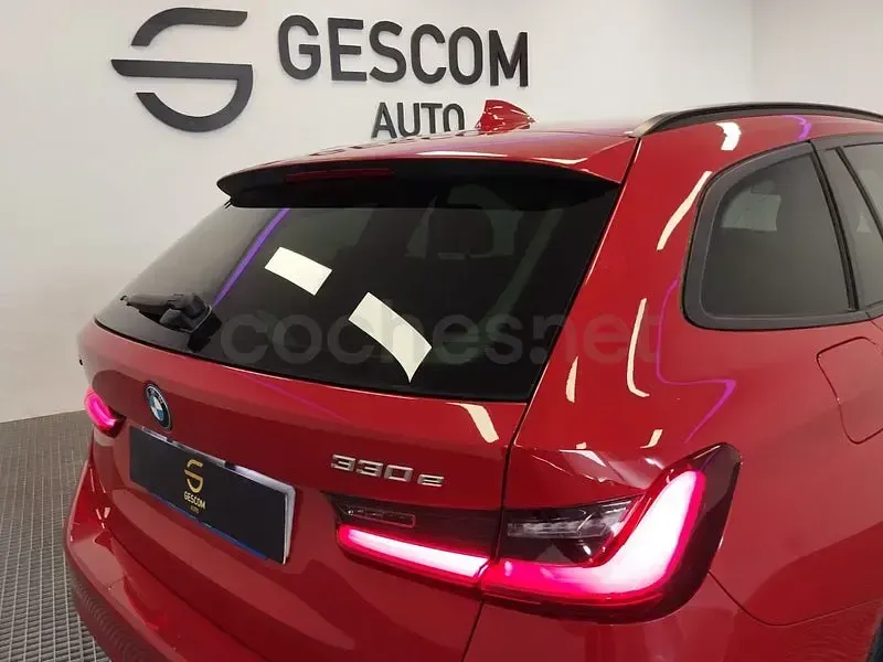 Usado BMW 330e 292 CV (214 kW) 2022 Rojo Familiar