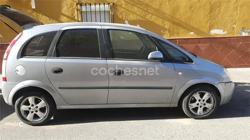 Usado Opel Meriva Cosmo 100 CV (73 kW) 2005 Gris / plata Monovolumen