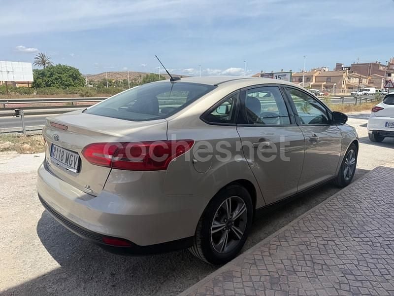 Usado Ford Focus Trend 125 CV (91 kW) 2018 Beige Berlina