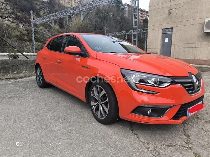 Usado Renault Mégane IV Zen 110 CV (80 kW) 2017 Rojo Berlina