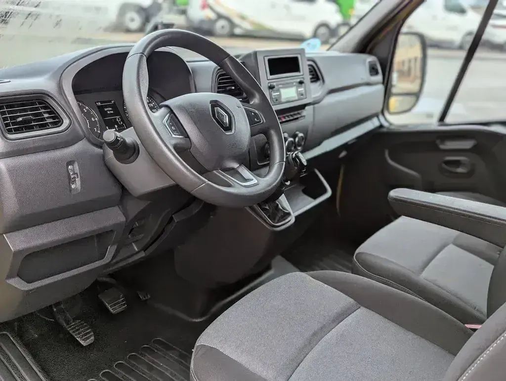 Usado Renault Master 145 CV (106 kW) 2019 Amarillo Berlina