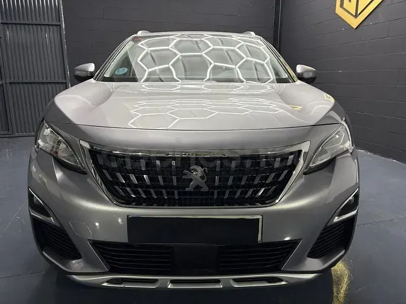 Usado Peugeot 3008 Allure 130 CV (95 kW) 2021 Gris / plata SUV
