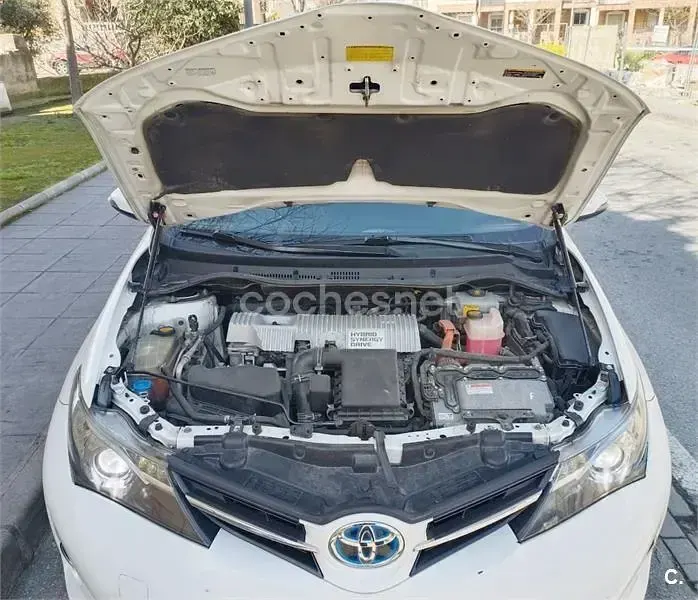 Usado Toyota Auris Hybrid Advance 136 CV (100 kW) 2013 Blanco Familiar