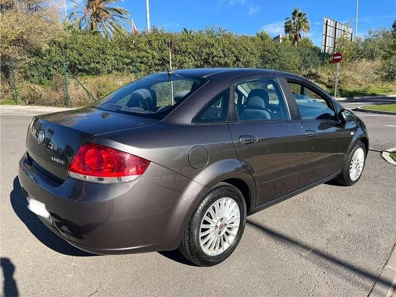 Usado Fiat Linea Dynamic 120 CV (88 kW) 2011 Gris Berlina