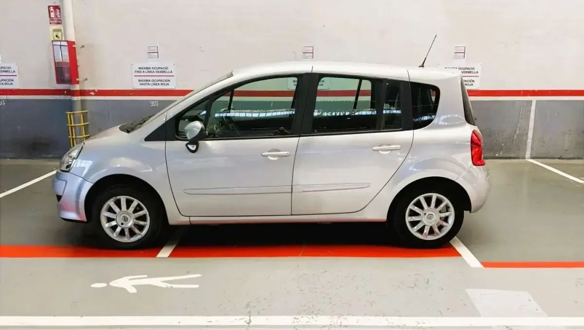 Usado Renault Modus Authentique 77 CV (56 kW) 2010 Plateado Monovolumen