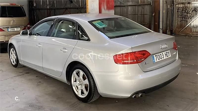 Usado Audi A4 136 CV (100 kW) 2011 Gris / plata Berlina